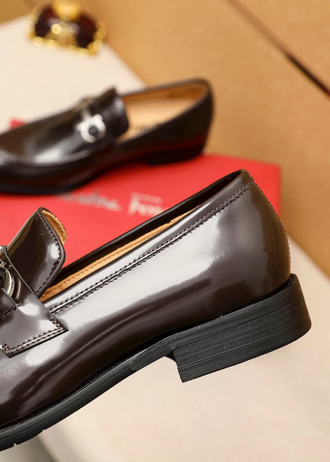Men's shoes 💰460 💐 Product trademark: Ferragamo "Ferragamo" casual leather shoes Regular size: 39-44 (38.45.46🉑️Customized) Product materials: Selected imported open-edge beaded cowhide leather upper + classic hardware buckle, imported water-dyed cowhide leather lining. Strong three-dimensional visual effect, combined outsole Color: 2⃣️colors available